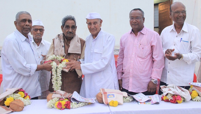 स्वातंत्र्यसैनिक जयराम कुष्टे यांचा सत्कार करताना सन्मती गौंडाजे ,सोबत स्वातंत्र्यसैनिक शिवाजीराव पवार , माधवराव माने